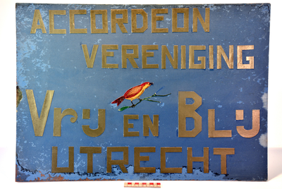 878220 Afbeelding van een op een plaatje triplex vervaardigd bord met de naam van de Accordeonvereniging 'Vrij en Blij' ...